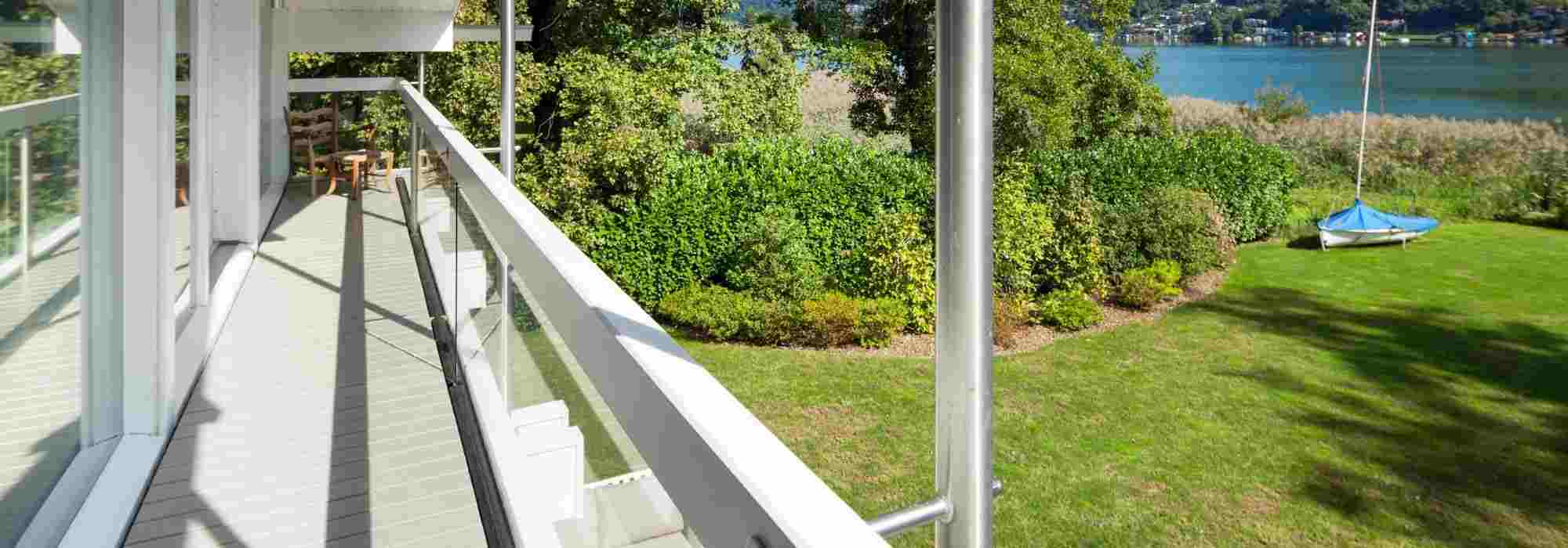 How to design and green a long and narrow balcony?