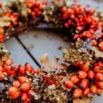 Make a Christmas wreath with rosehips