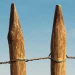 How to install a wooden beach fence to enclose your garden?