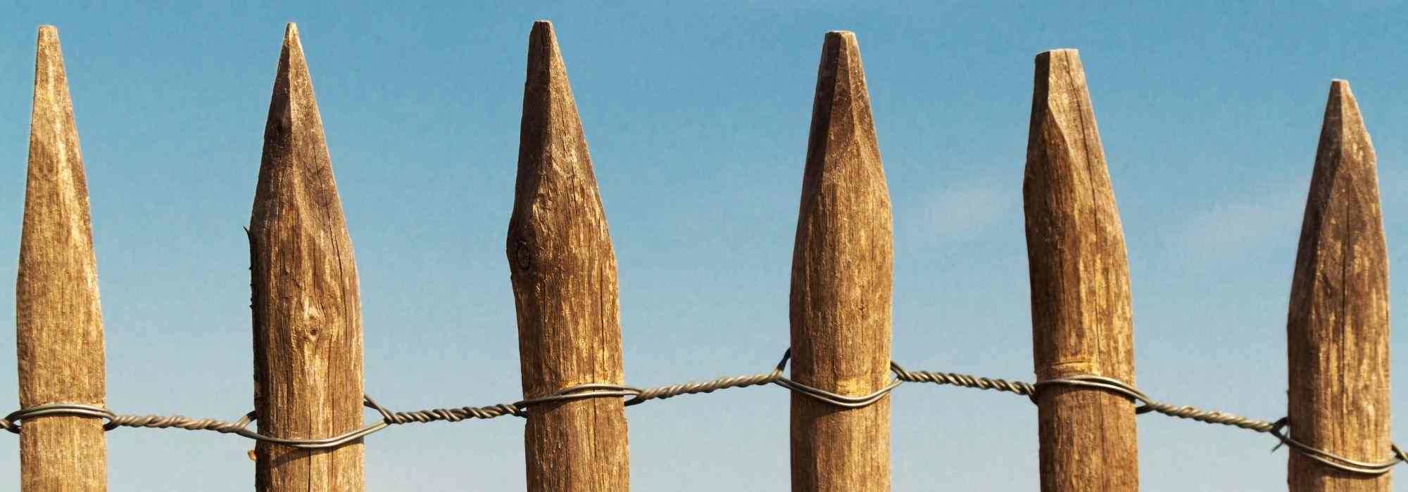 How to install a wooden beach fence to enclose your garden?