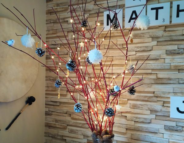 How to make a Christmas tree from dogwood?